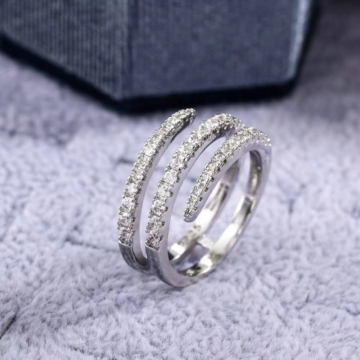 Ailee – Anillo Espiral Pavimentado de Cristales
