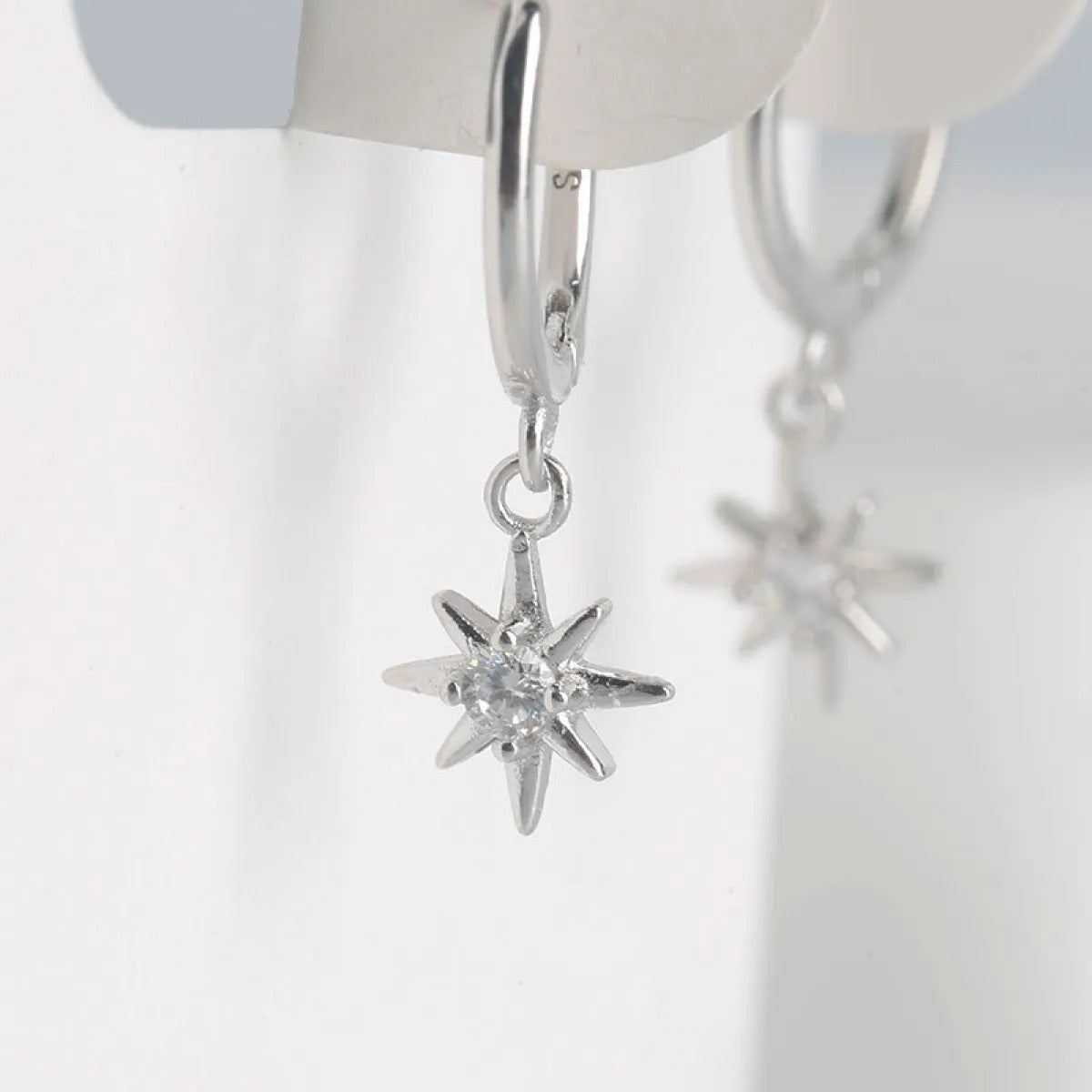 Cess – Pendientes Huggie Micro Pavé Estrella