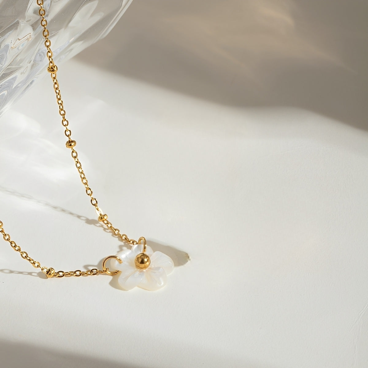 Carissa – Collar Dorado Flor con Piedra