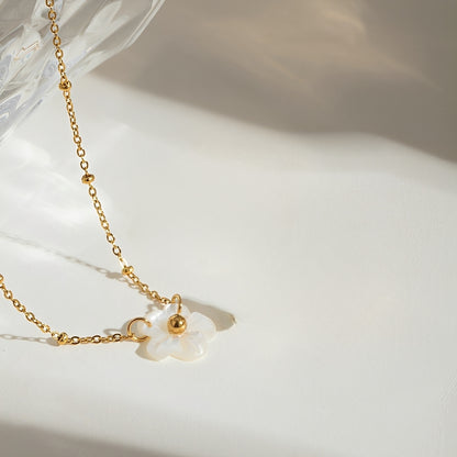 Carissa – Collar Dorado Flor con Piedra