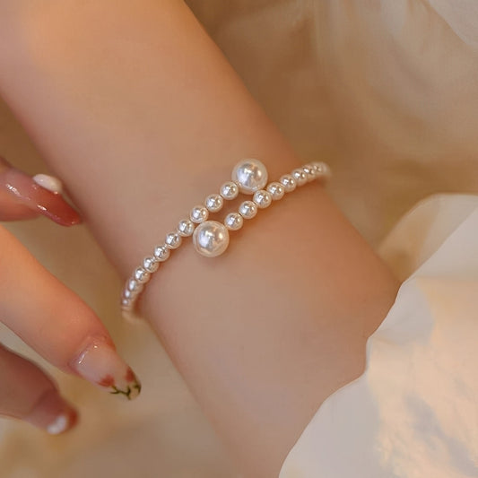 Emma – Brazalete Refinado en Perlas Abiertas