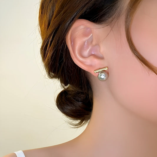 Elina – Pendientes Dorados con Perlas Oscuras Elegantes