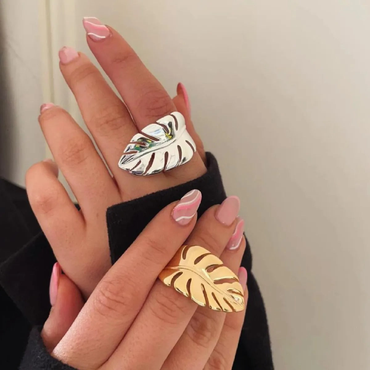 Anillo Abierto para Dama con Silueta Orgánica y Superficie Texturizada