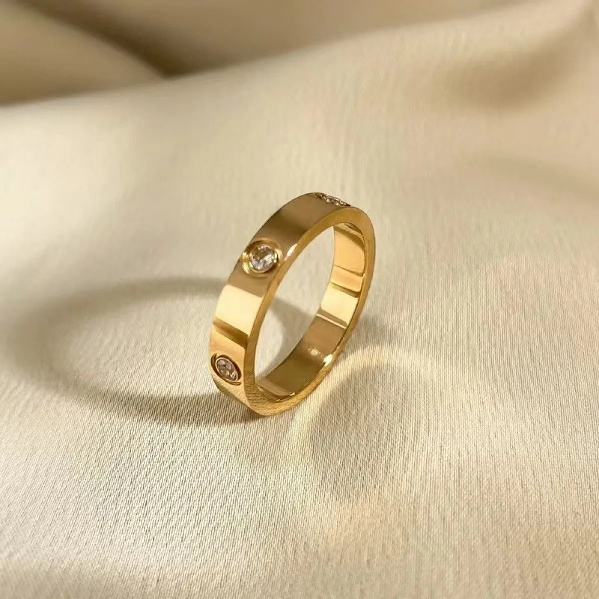 Livia – Anillo de Titanio con Detalles Brillantes