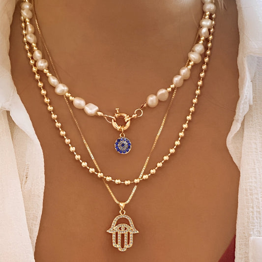 Nadia – Collar Multi-Rangos Perlas & Mano de Fatma