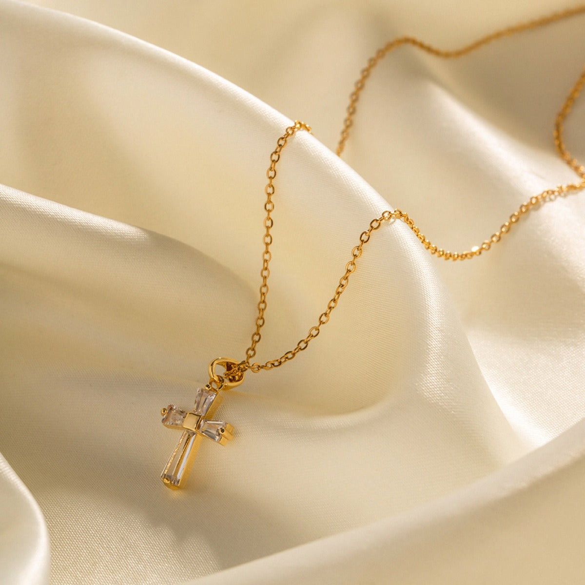 Mae – Collar Cruz de Zirconia Dorado