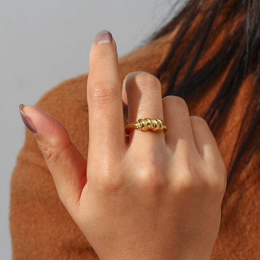 Shay – Anillo de Alambre de Púas Dorado