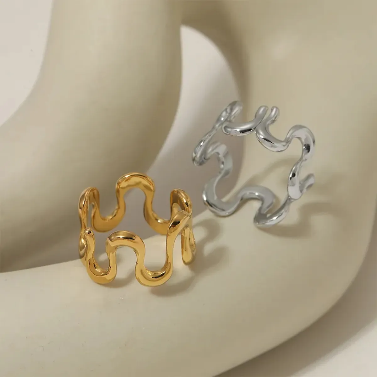 Dama Anillo Abierto Ajustable con Silueta de Banda Irregular