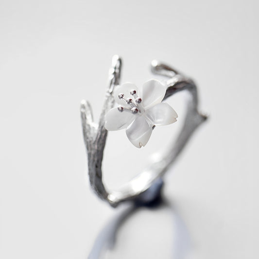 Lilou – Anillo Vintage Ajustable con Flor Blanca