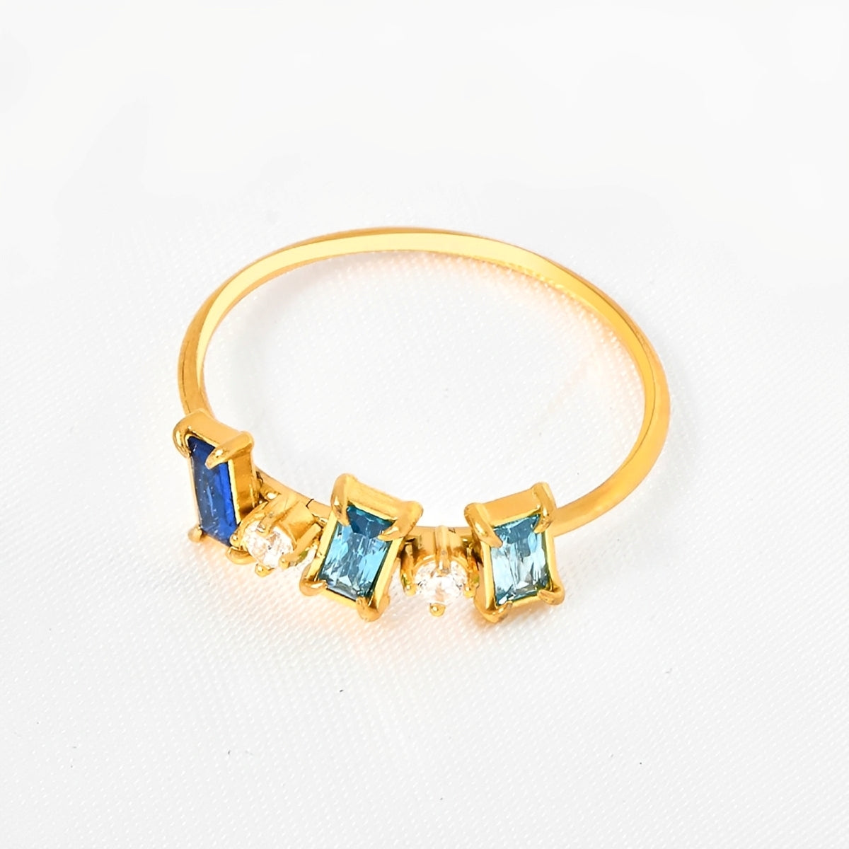 Sharlene – Anillo Skyline con Brillo Azul y Estilo Elegante