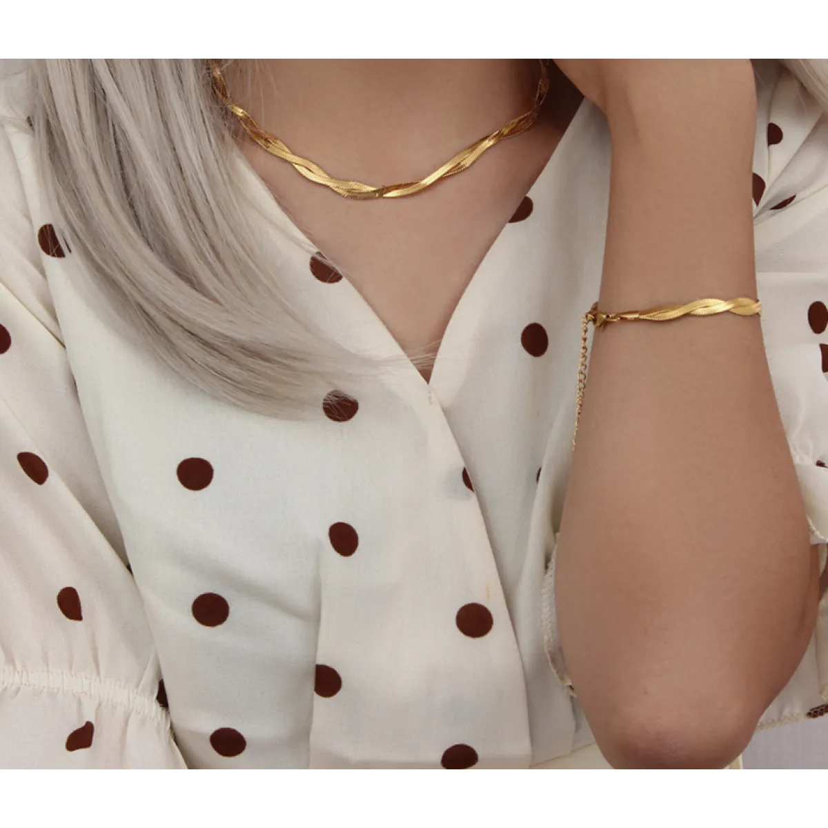 Alina – Conjunto Collar & Pulsera Elegante en Oro Enchevetrado