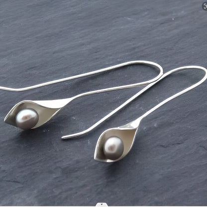 Iris – Pendientes Elegantes Hoja y Perla
