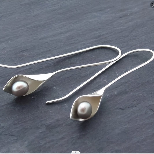 Iris – Pendientes Elegantes Hoja y Perla