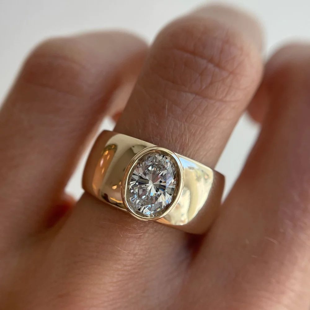 Anillo Ancho de Mujer con Centro Redondo y Banda Lisa