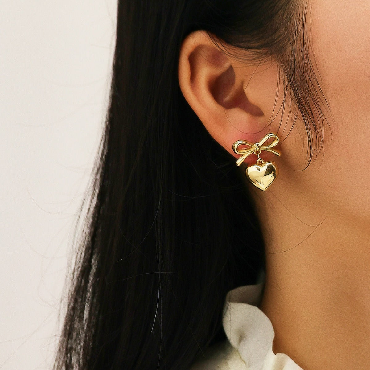 Amara – Pendientes Corazón Geométrico Elegantes