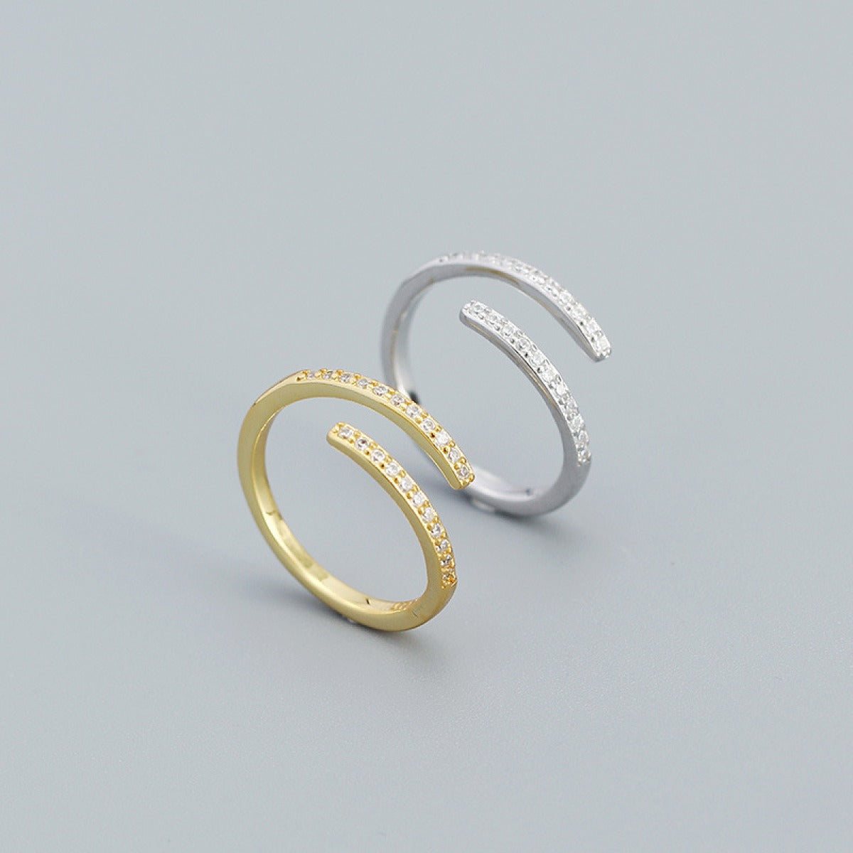 Elina – Anillo Geométrico con Circón Incrustado