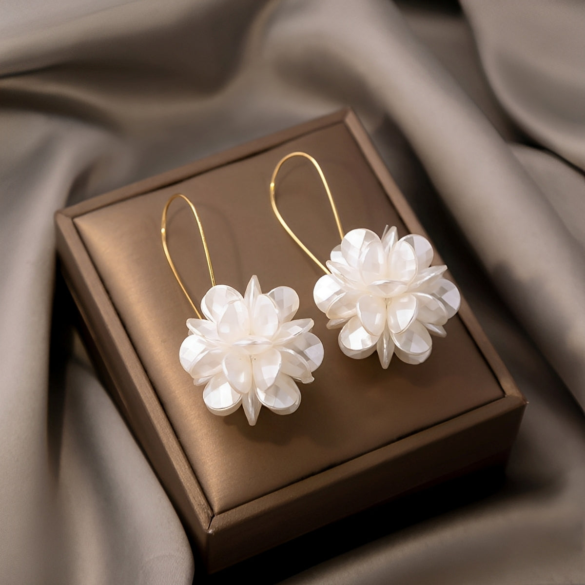 Florina – Pendientes Florales Blancos con Encanto Natural