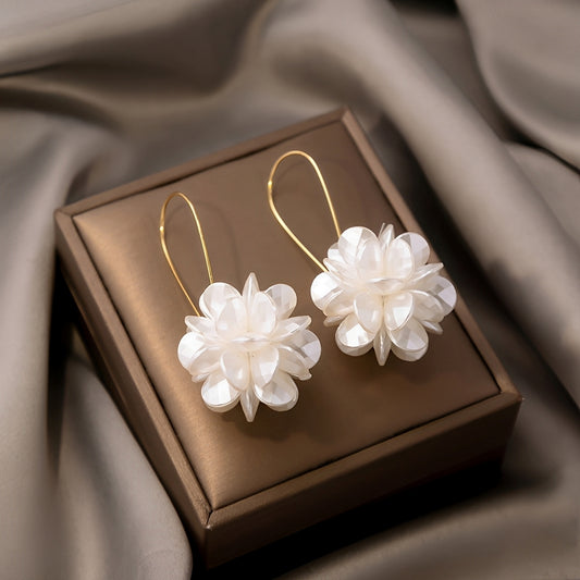Florina – Pendientes Florales Blancos con Encanto Natural