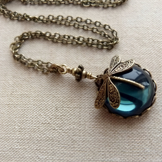 Yara – Collar Vintage con Colgante de Libélula