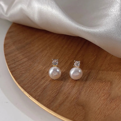 Janessa – Pendientes Dorados con Perla Colgante