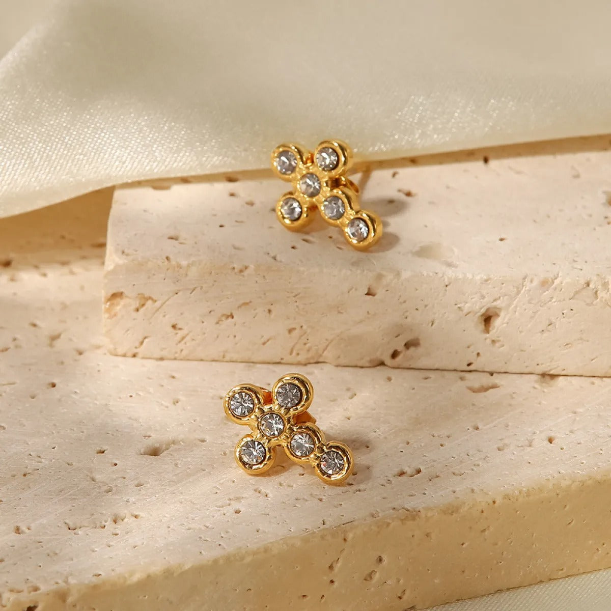 Kyla – Pendientes Cruz con Perla y Zirconia Elegantes