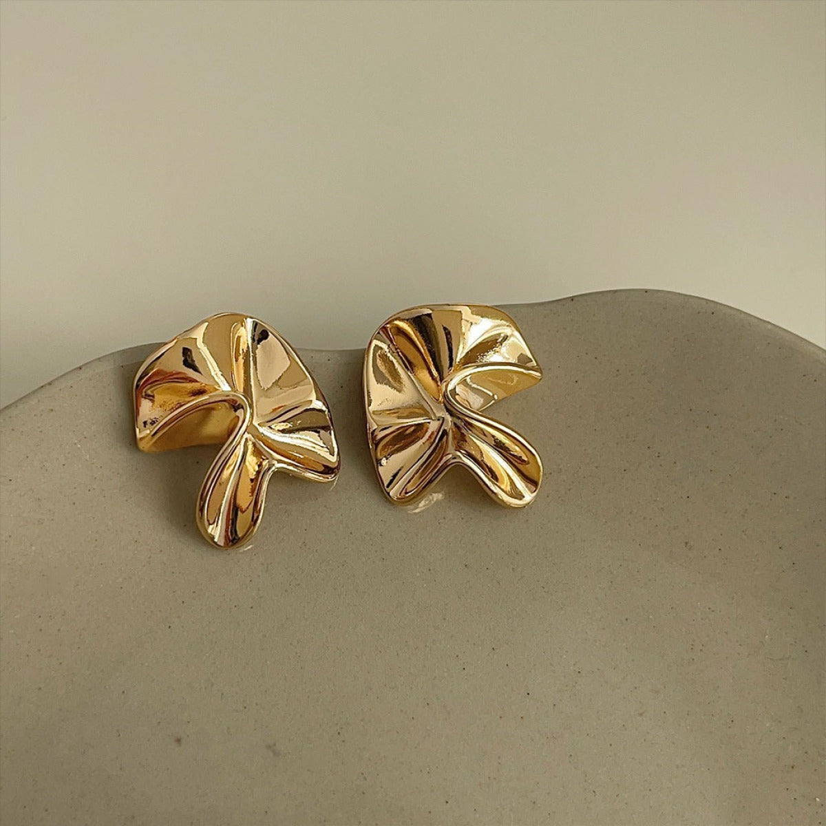 Maellie – Pendientes de Metal Plisado Irregular