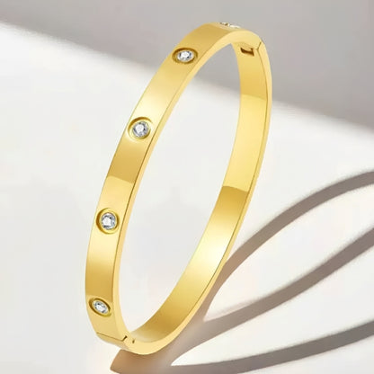 Suzie – Brazalete Dorado con Tachuelas Elegante