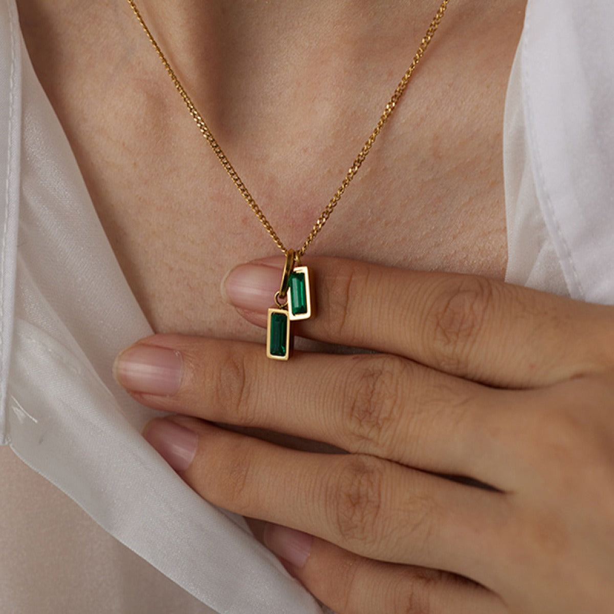 Kreselle – Colgante Doble Verde con Toque de Lujo Sutil