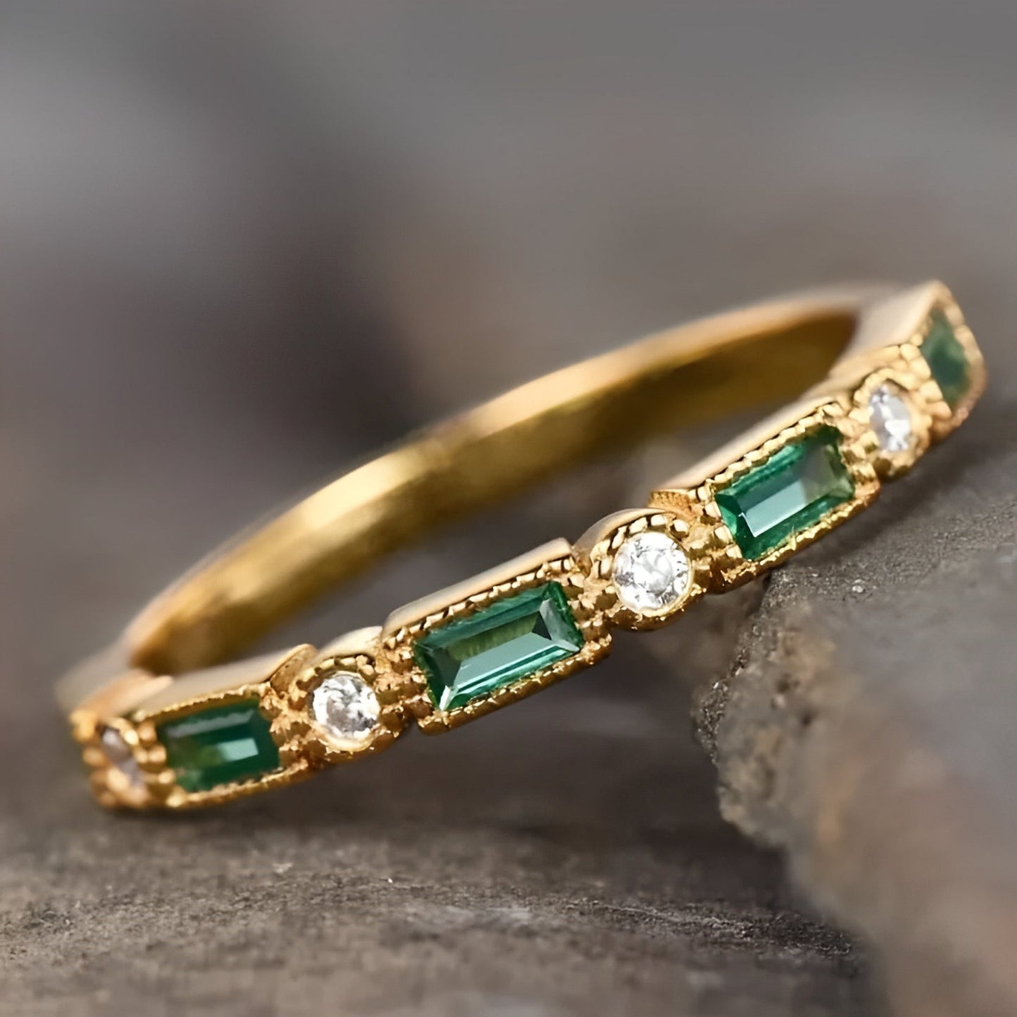 Emeralda – Anillo Dorado con Zirconia Verde Elegante