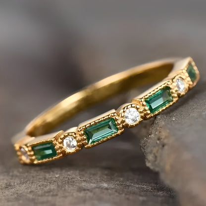 Sana – Anillo Vintage Dorado con Circonita Verde Incrustada