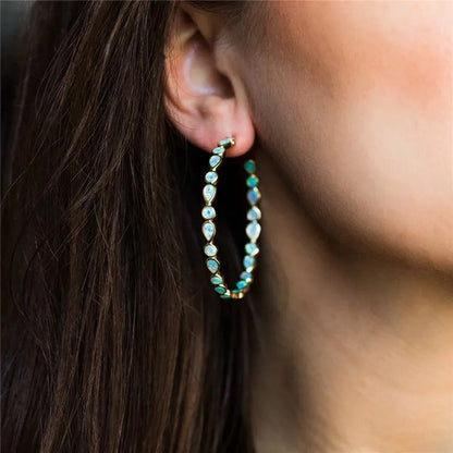 Maricel – Aretes Círculo Dorado y Ópalo Colgantes