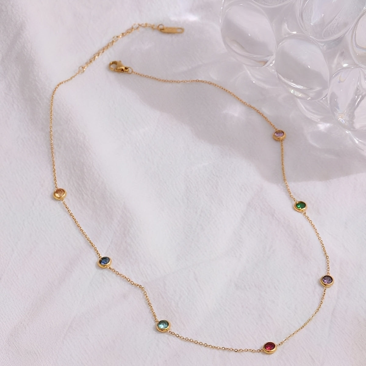 Valina – Collar de Cadena Fina Dorada Elegante