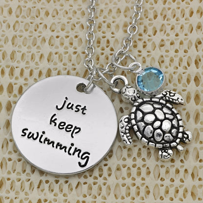 Felia – Collar Tortuga Plata Grabado Keep Swimming