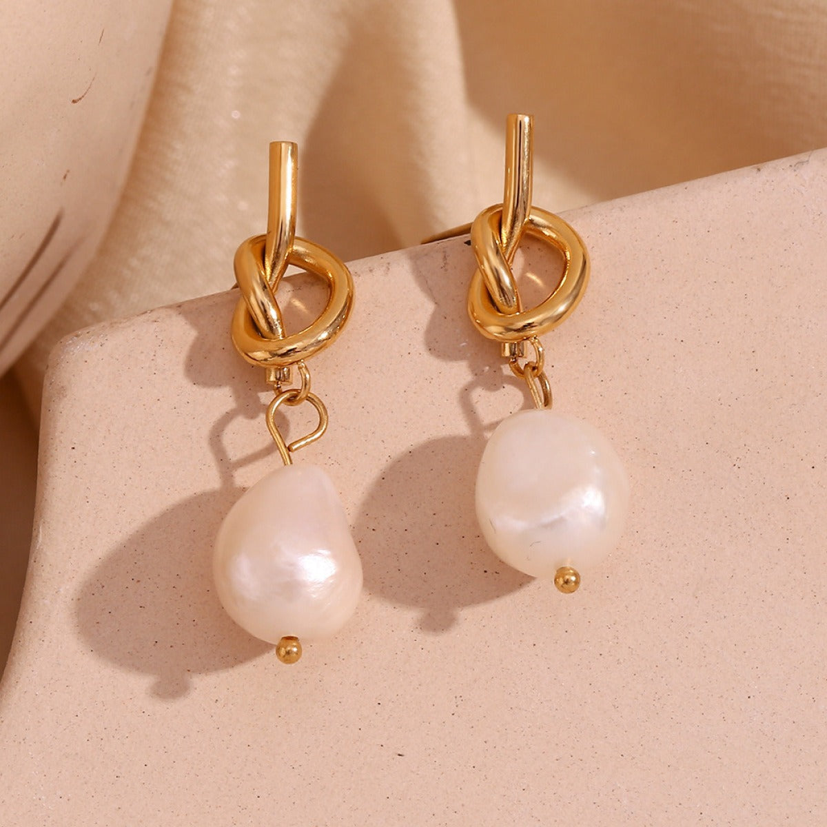 Valeria – Pendientes Dorados con Perla Barroca