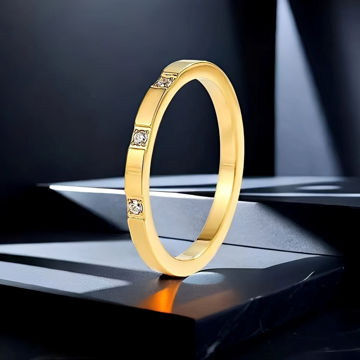 Naia – Anillo Minimalista con Detalles Brillantes