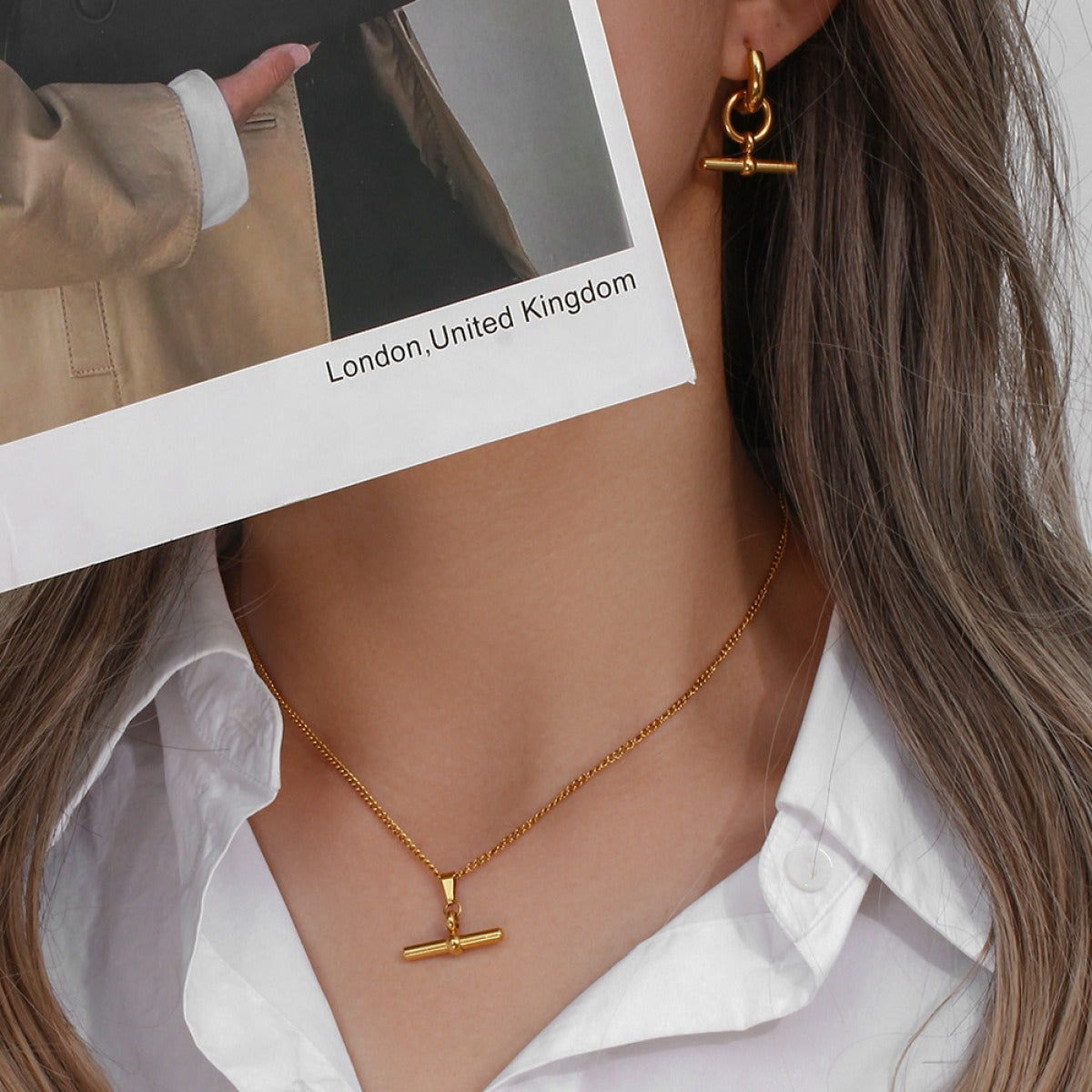 Lella – Collar T-Bar Knot Elegante en Oro