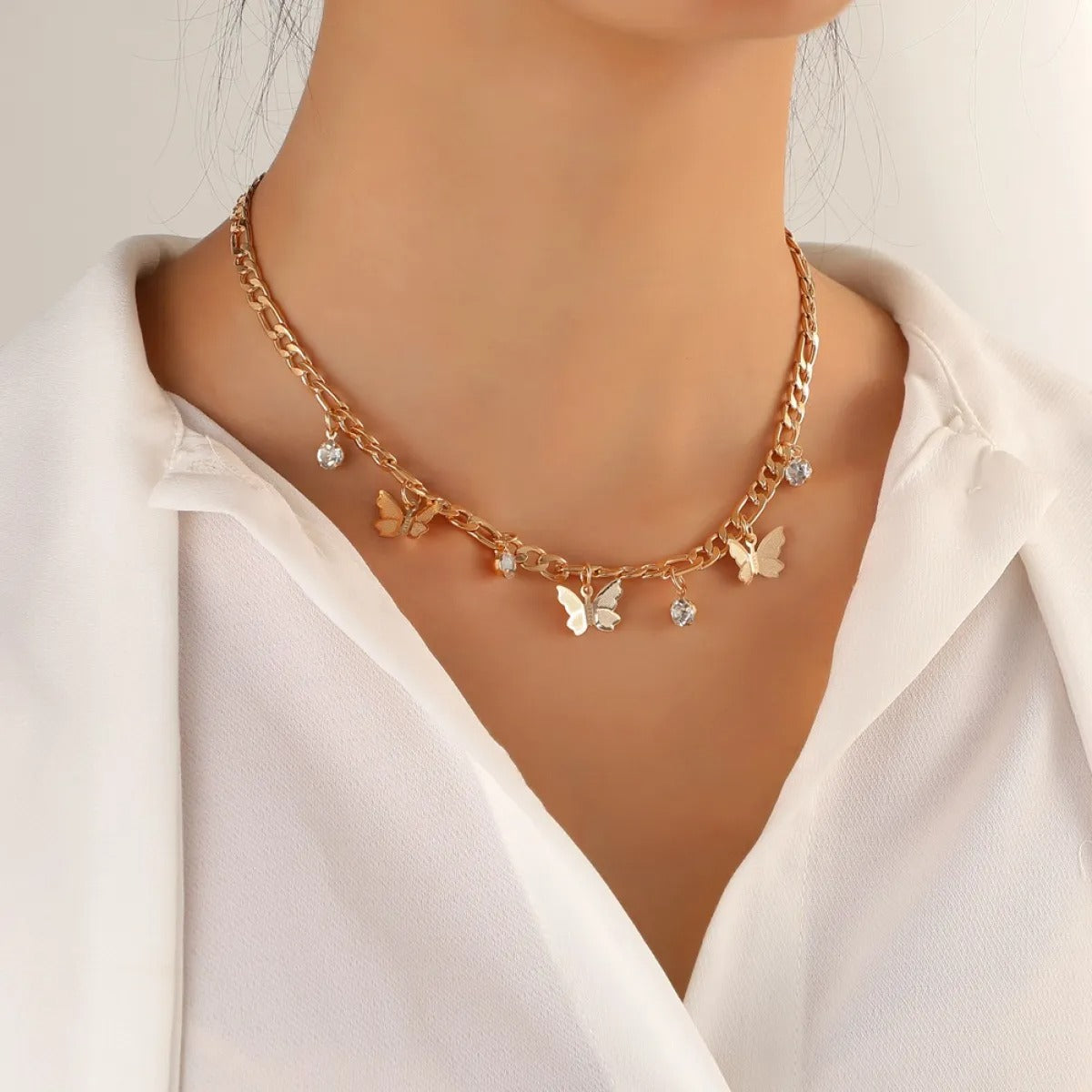 Charlotte – Collar Mariposa Minimalista