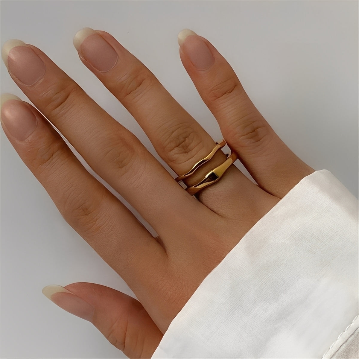 Cess – Anillo Apilable Dorado Elegante