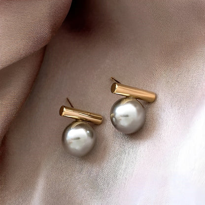 Elina – Pendientes Dorados con Perlas Oscuras Elegantes