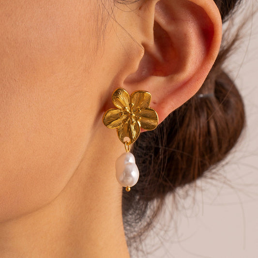 Ember – Aretes de Flor Blossom con Perla Doradas