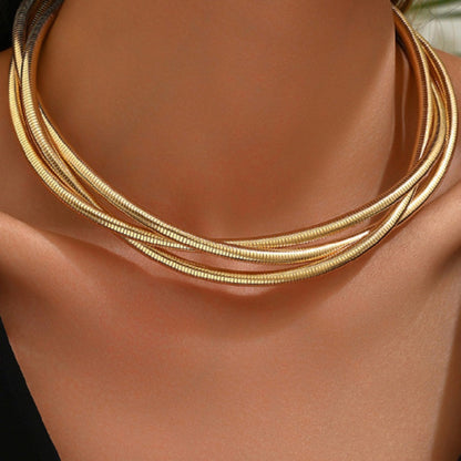 Mae – Collar Corto Dorado de Tres Filas
