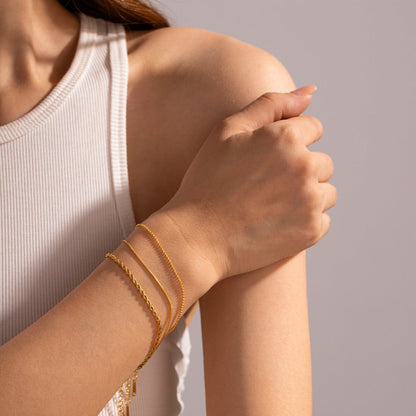 Bailey – Trío de Pulseras Finas Doradas Apilables para Mujer