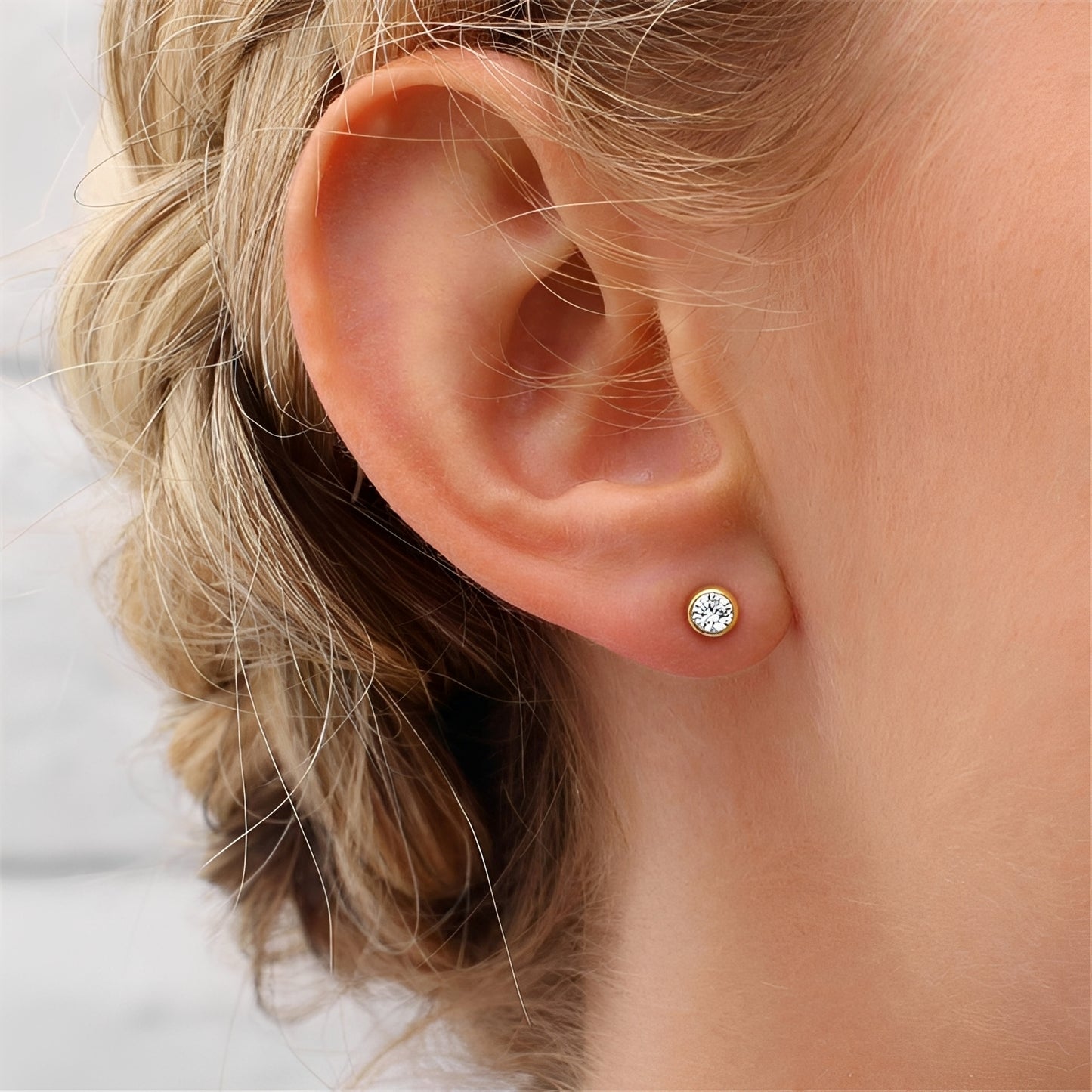 Rhea – Pendientes de Tuerca con Bisel en Oro