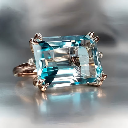 Nadine – Anillo Clásico Dorado con Circonita Azul