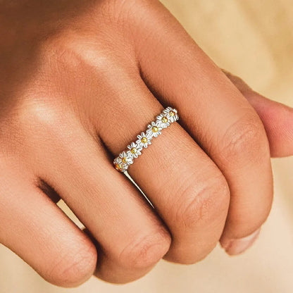 Dahliana – Anillo Margarita en Plata Ajustable y Esmalte Pintado a Mano