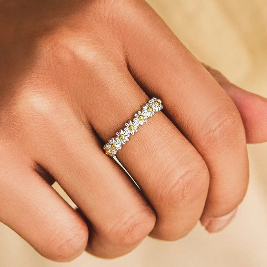 Dahliana – Anillo Margarita en Plata Ajustable y Esmalte Pintado a Mano