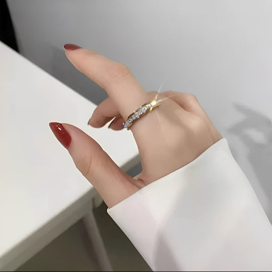 Jona – Anillo Elegante con Circonitas Engarzadas