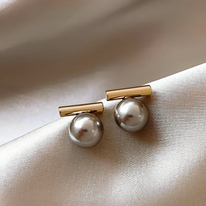 Elina – Pendientes Dorados con Perlas Oscuras Elegantes