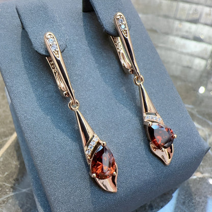 Allegra – Pendientes Dorados con Cristal Rojo Elegante