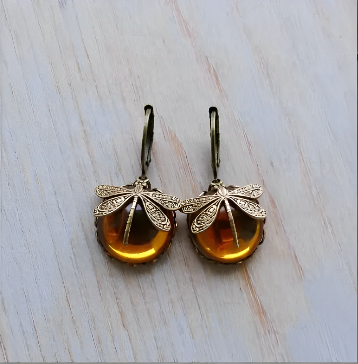 Elowen – Pendientes Libélula Doradas Estilo Antiguo